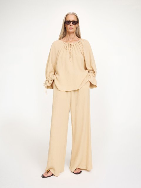 Темно-бежевая блуза By Malene Birger свободного кроя: фото 1 - Invogue