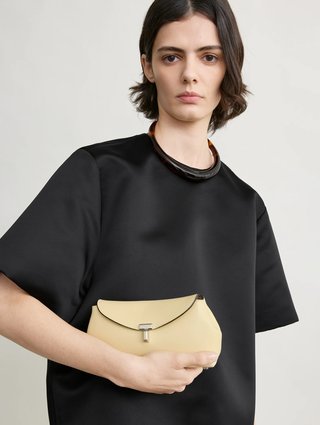 Кремовый клатч Toteme из кожи: фото 2 - Invogue