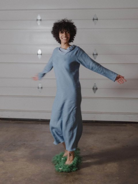 Блакитна сукня Baserange з льону: фото 4 - Invogue