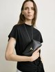 Чёрный клатч Toteme из кожи: фото 2 - Invogue