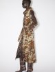 Коричневий тренч Acne Studios з принтом: фото 3 - Invogue