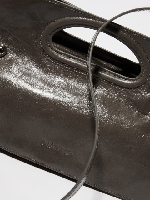 Сіра сумка MAX&CO з блискучої шкіри: фото 4 - Invogue