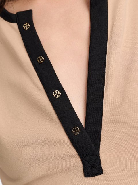 Бежевый топ DOROTHEE SCHUMACHER с контрастными деталями: фото 5 - Invogue