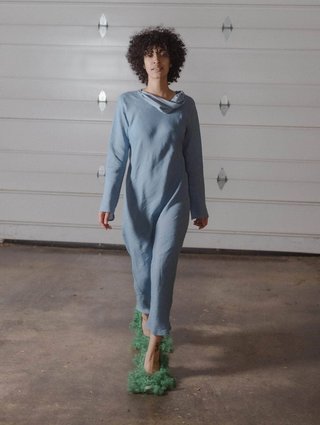 Блакитна сукня Baserange з льону: фото 3 - Invogue