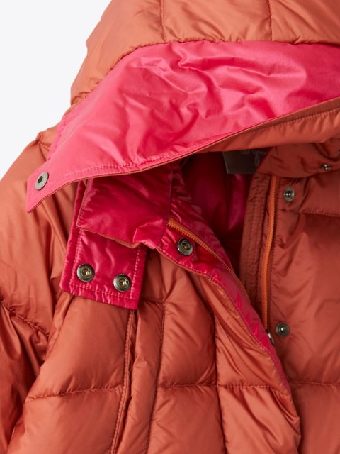 Красный удлиненный пуховик IL GUFO с капюшоном: фото 3 - Invogue