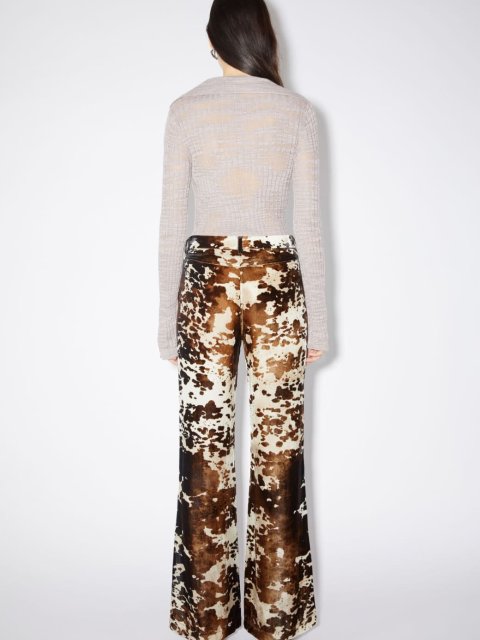 Коричневі брюки Acne Studios з принтом: фото 3 - Invogue