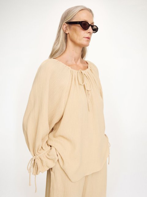 Темно-бежевая блуза By Malene Birger свободного кроя: фото 2 - Invogue