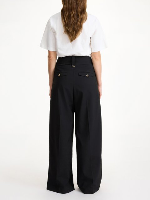 Черные брюки Malene Birger с высокой талией: фото 2 - Invogue