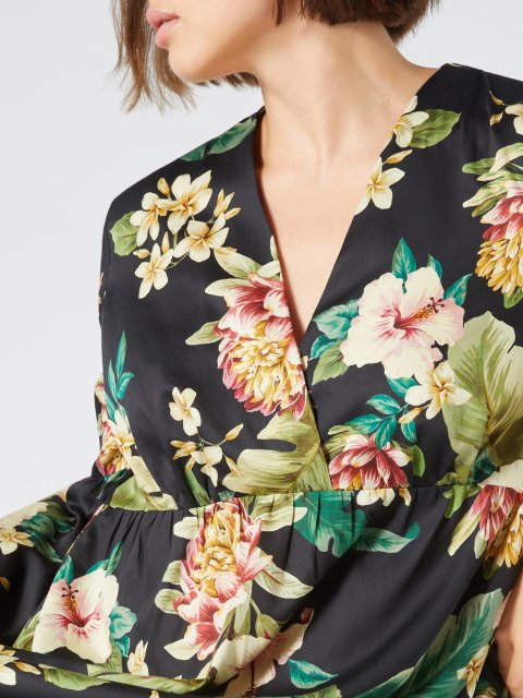 Черное платье Marina Rinaldi с цветочным принтом: фото 4 - Invogue