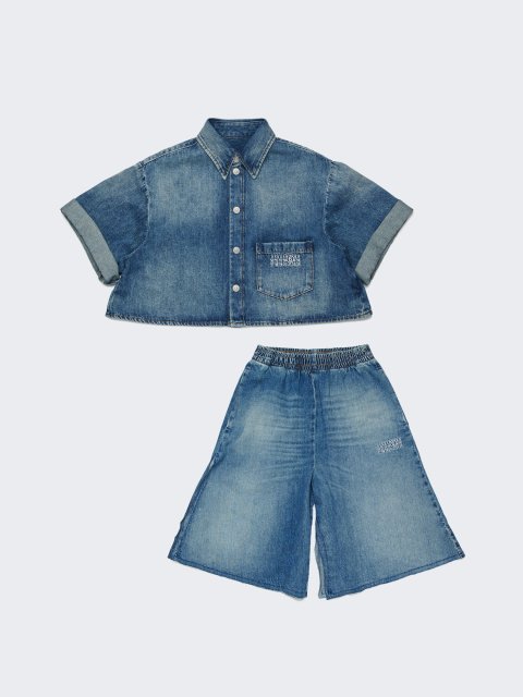 Синій джинсовий костюм MM6 Maison Margiela з сорочки та шортів: фото - Invogue
