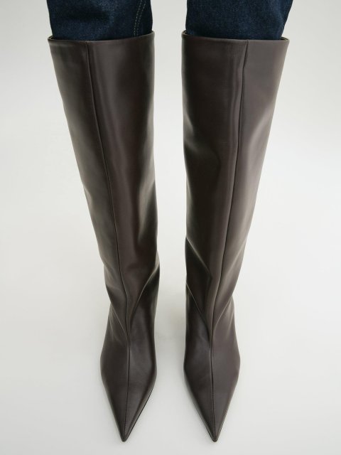 Коричневые сапоги Totême на танкетке: фото 4 - Invogue