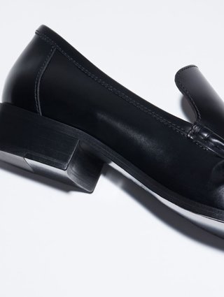 Черные лоферы Acne Studios из кожи: фото 3 - Invogue