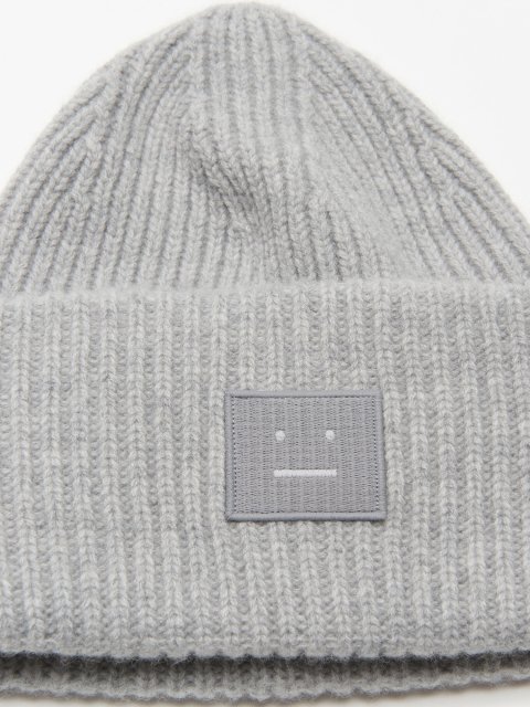 Серая шапка Acne Studios с логотипом: фото 2 - Invogue