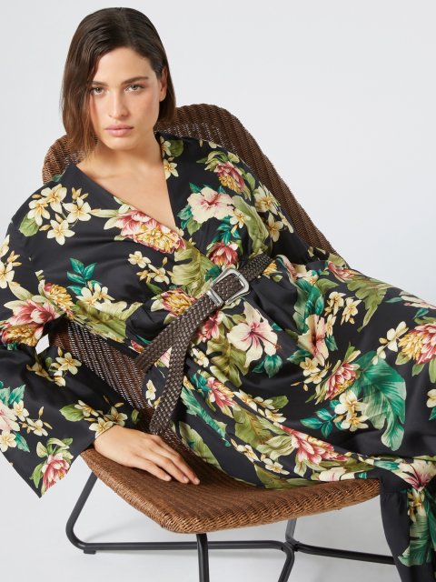 Черное платье Marina Rinaldi с цветочным принтом: фото 3 - Invogue