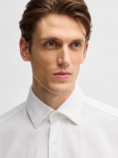 Белая рубашка Boss из итальянского букле: фото 4 - Invogue