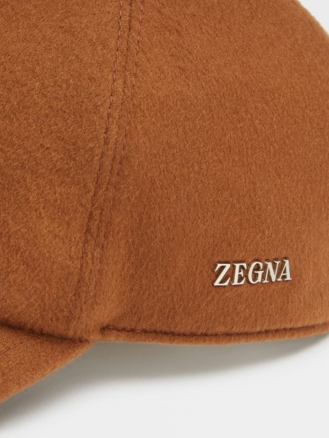 Карамельна кепка Zegna з кашеміру з металевою емблемою: фото 2 - Invogue