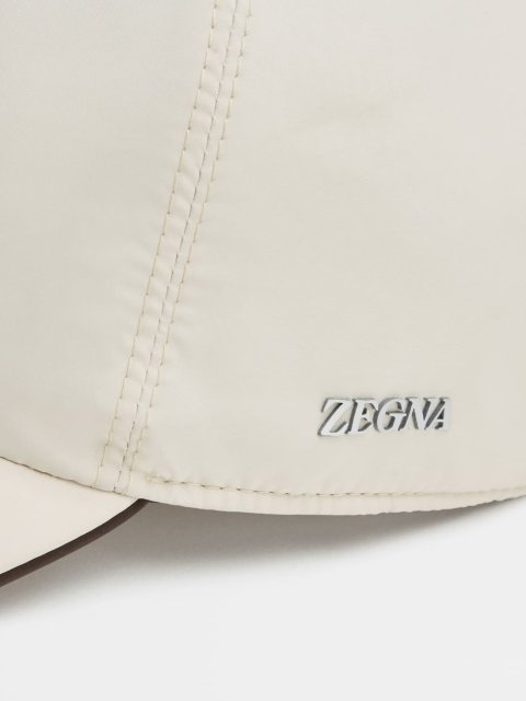 Біла кепка Zegna Airy Baseball Cap з металевою емблемою: фото 2 - Invogue