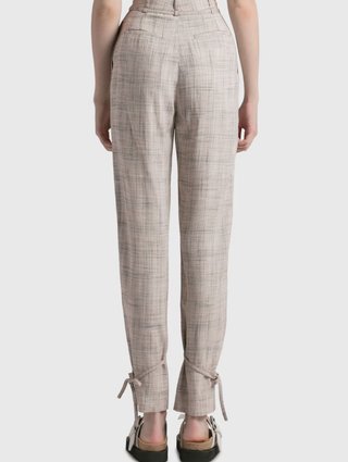Бежевые брюки Acne Studios с завязками: фото 2 - Invogue