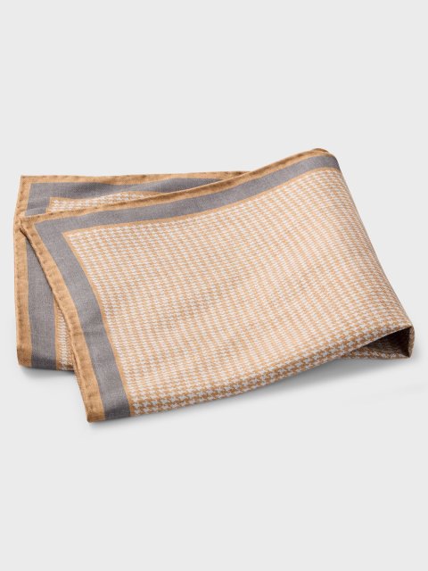 Бежевый платок BOSS из шелка с принтом: фото 2 - Invogue