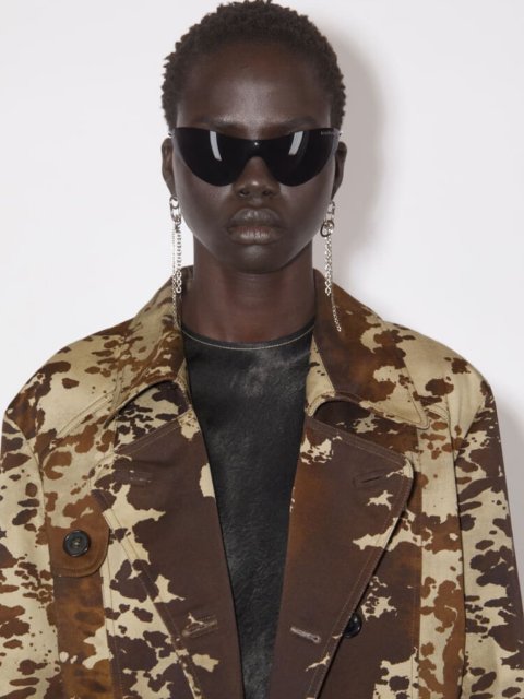 Коричневий тренч Acne Studios з принтом: фото 4 - Invogue