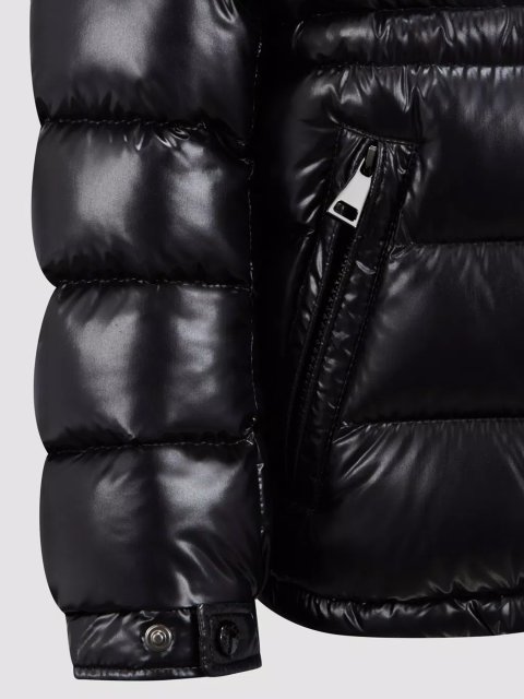 Чорний пуховик Moncler з капюшоном: фото 4 - Invogue