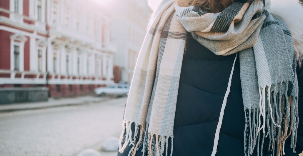 Стильные способы носить шарф этой осенью