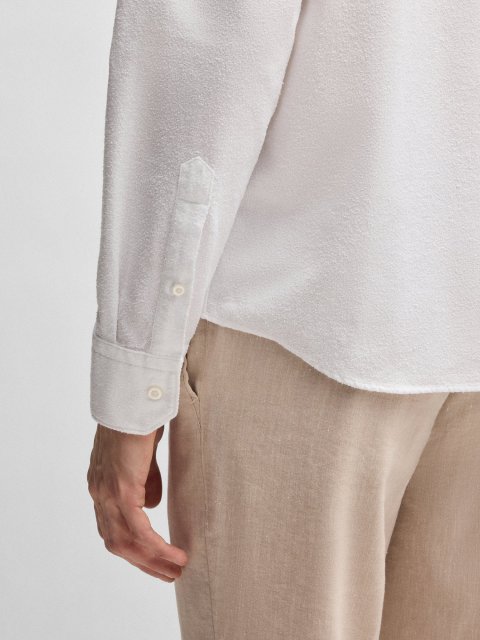 Белая рубашка Boss из итальянского букле: фото 5 - Invogue