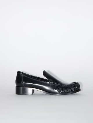 Черные лоферы Acne Studios из кожи: фото - Invogue
