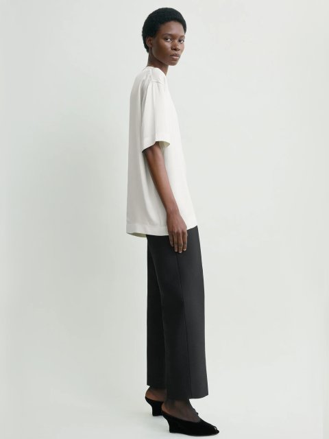 Белая футболка TOTEME из атласа: фото 2 - Invogue