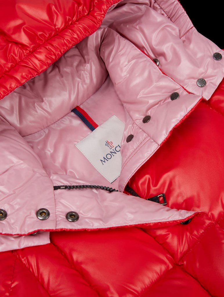 Красная куртка MONCLER ENFANT: фото 2 - Invogue
