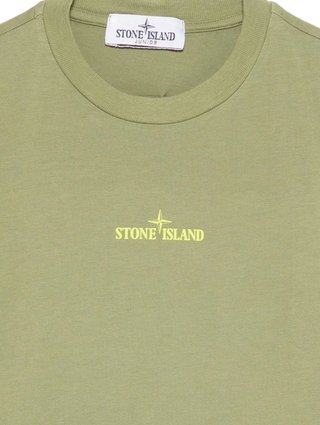 Оливкова футболка Stone Island з бавовни з логотипом: фото 2 - Invogue