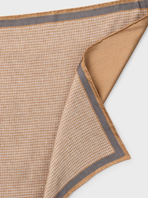 Бежевый платок BOSS из шелка с принтом: фото 3 - Invogue