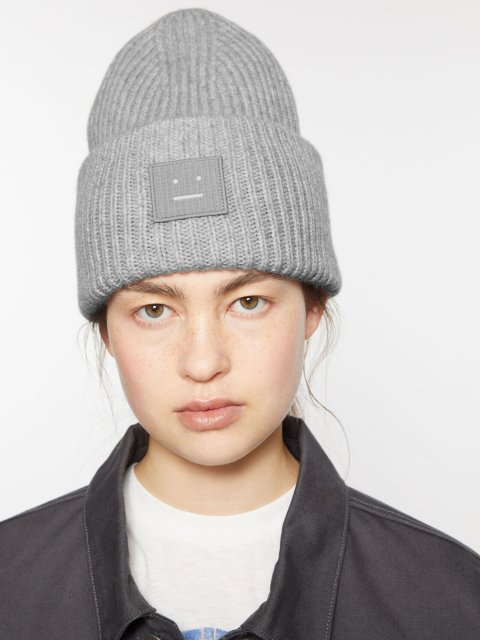 Серая шапка Acne Studios с логотипом: фото 1 - Invogue