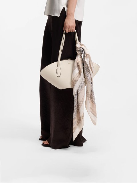 Бежевый шарф BOSS из шелковой саржи: фото 2 - Invogue