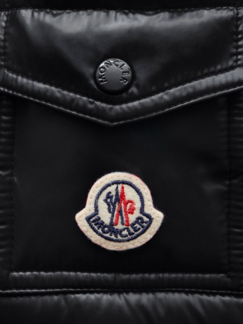 Чёрная куртка MONCLER ENFANT: фото 3 - Invogue