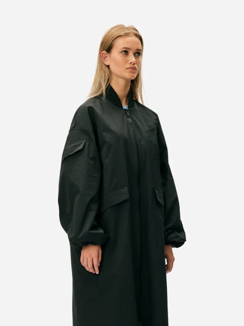 Черное пальто Ganni свободного кроя: фото 3 - Invogue