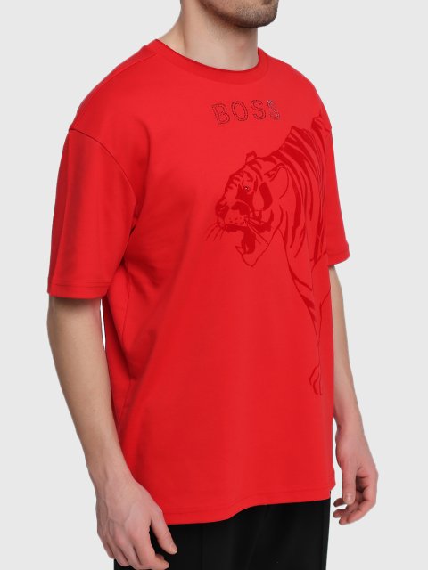 Красная футболка BOSS: фото 2 - Invogue