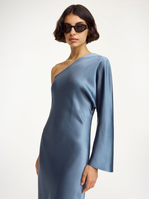 Голубое платье By Malene Birger на одно плечо: фото 3 - Invogue