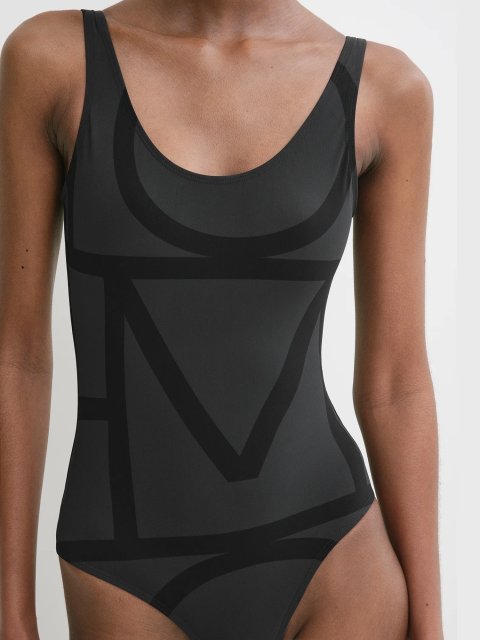 Черный купальник Totême с монограммой: фото 4 - Invogue