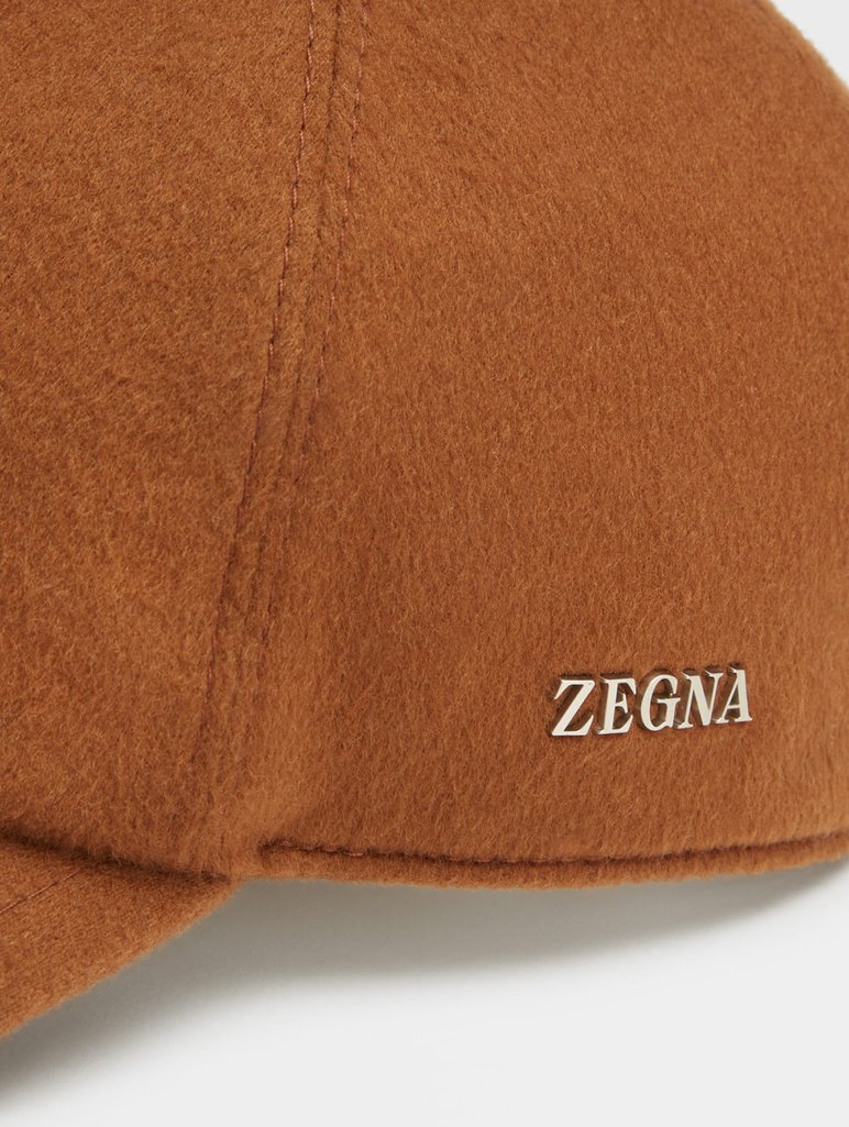 Карамельна кепка Zegna з кашеміру з металевою емблемою: фото 2 - Invogue