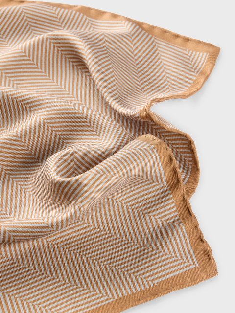 Бежевый платок BOSS из шелка с принтом: фото 3 - Invogue