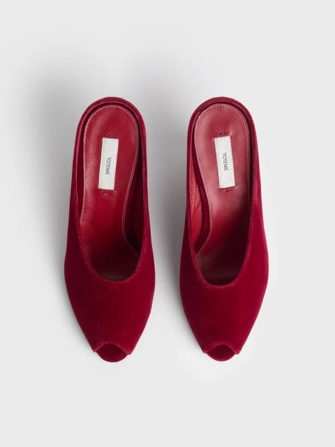 Червоні мюлі TOTEME на танкетці: фото 4 - Invogue