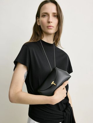 Чёрный клатч Toteme из кожи: фото 2 - Invogue
