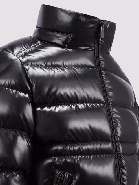 Чорний пуховик Moncler з капюшоном: фото 2 - Invogue