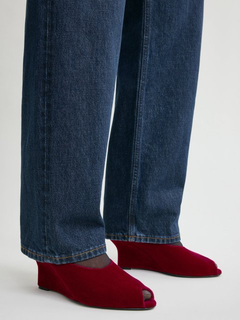 Червоні мюлі TOTEME на танкетці: фото 2 - Invogue