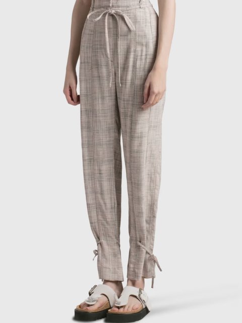 Бежевые брюки Acne Studios с завязками: фото 3 - Invogue