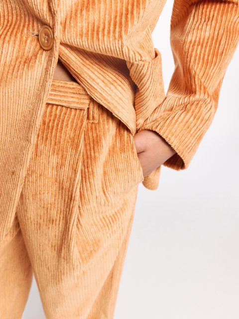 Золотистые брюки Dorothee Schumacher из вельвета: фото 3 - Invogue