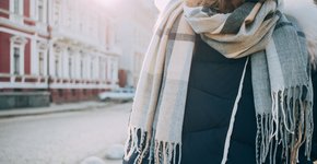 Стильні способи носити шарф цієї осені
