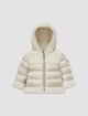 Бежевий пуховик MONCLER з капюшоном: фото - Invogue