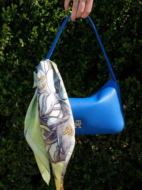 Хустка з принтом Квіти OFAM з дубайського шовку: фото 1 - Invogue